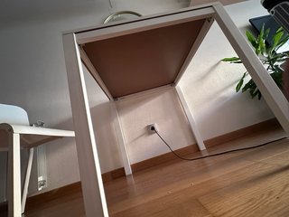 Mesa cuadrada blanca de madera con 3 sillas