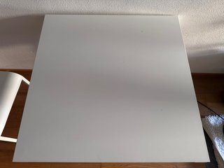 Mesa cuadrada blanca de madera con 3 sillas