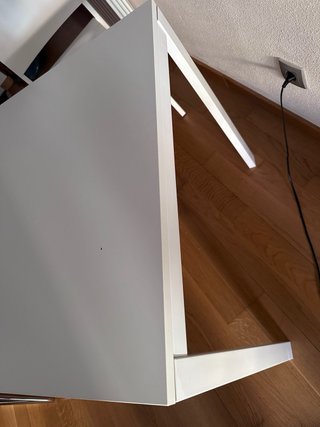 Mesa cuadrada blanca de madera con 3 sillas