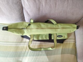Bolso de viaje Samsonite verde y negro con asas.