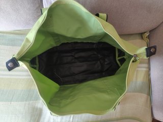 Bolso de viaje Samsonite verde y negro con asas.