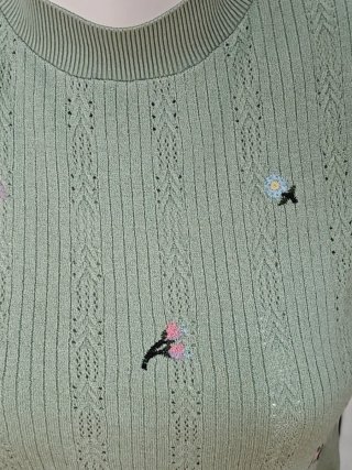 Top  punto verde menta con bordados florales Zara