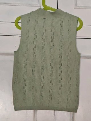 Top  punto verde menta con bordados florales Zara