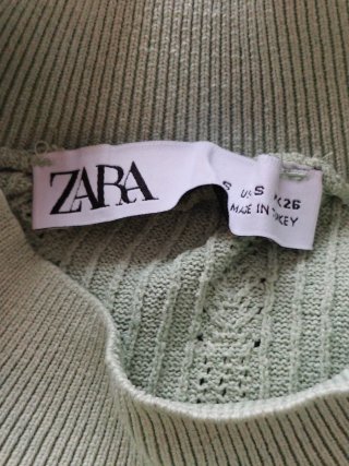 Top  punto verde menta con bordados florales Zara