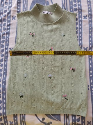Top  punto verde menta con bordados florales Zara