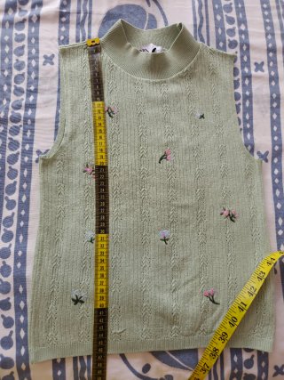 Top  punto verde menta con bordados florales Zara