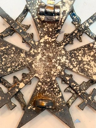 Cruz de España de bronce con espadas