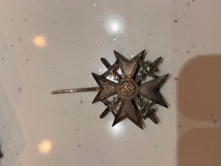 Cruz de España de bronce con espadas