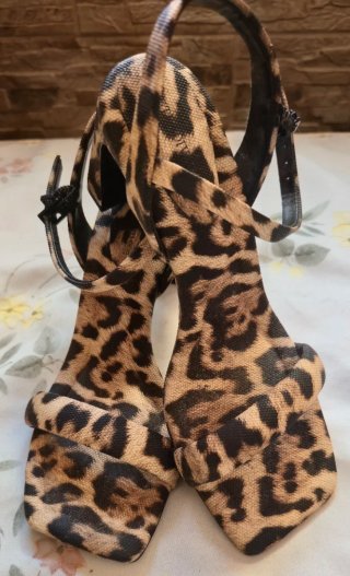 Bellos zapatos tacón animal print Stradivarius T36