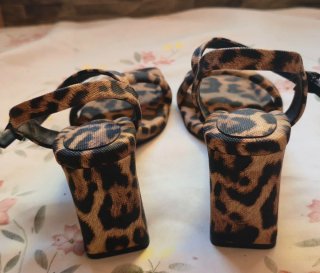 Bellos zapatos tacón animal print Stradivarius T36