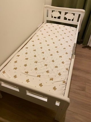 Cama infantil blanca con barrera