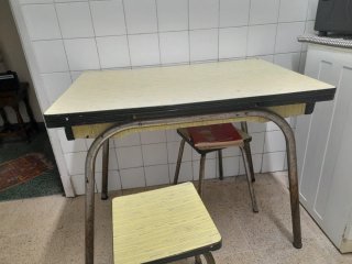Mesa de cocina y 2 banquetas
