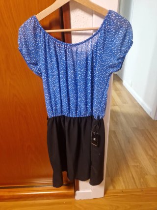 Vestido azul con lunares blancos y falda negra