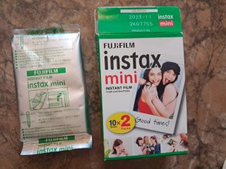 Cámara Instax Mini con funda y película Fujifilm
