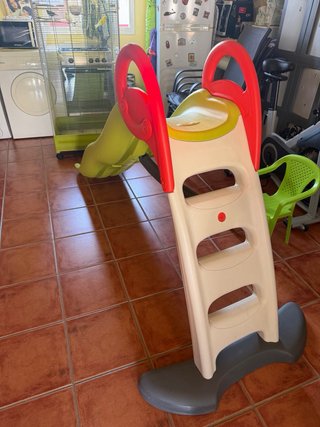 Tobogán infantil verde y rojo