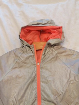 Chubasquero plateado con cremallera naranja