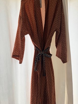 Kimono largo estampado camel.Ñ