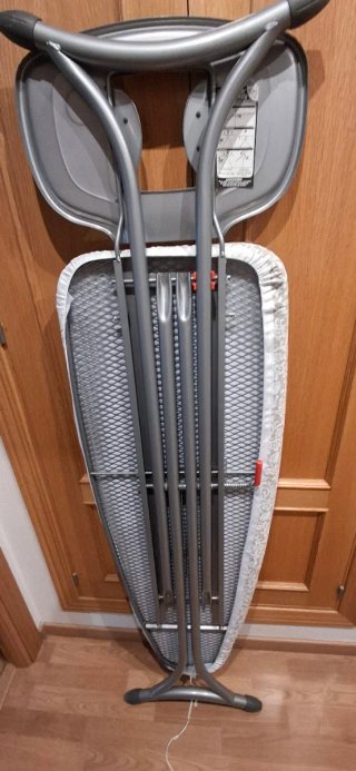 Mesa de planchar con soporte