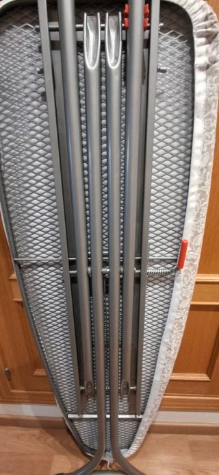 Mesa de planchar con soporte