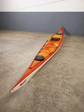 Kayak de mar naranja y amarillo