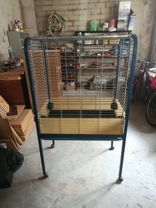 Jaula para loros azul y amarilla
