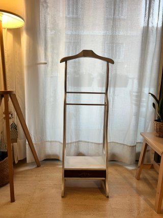 Perchero de madera con cajón