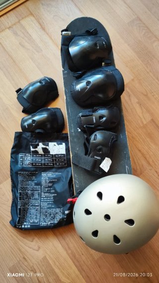 Monopatín con casco y protecciones