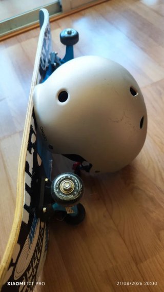 Monopatín con casco y protecciones