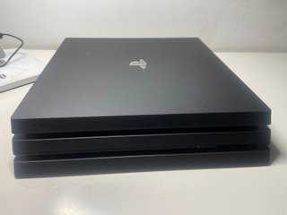PS4 Pro + 10 Juegos + 3 Mandos