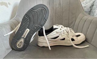 Zapatillas deportivas blancas y negras