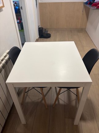 Mesa extensible blanca de madera