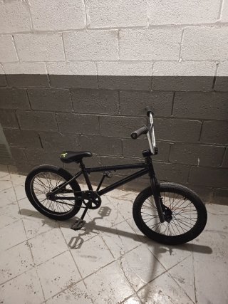 Bicicleta BMX negra