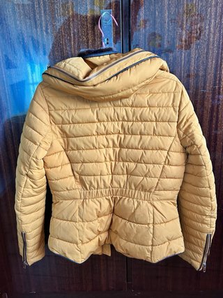 Chaqueta Zara acolchada mostaza con pelo