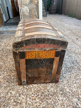 Baúl muy antiguo.