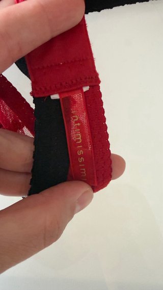 Sujetador rojo con corazones