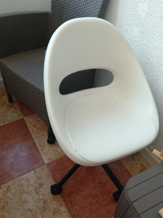 Silla giratoria blanca y negra  Hidráulica