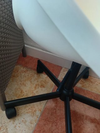 Silla giratoria blanca y negra  Hidráulica