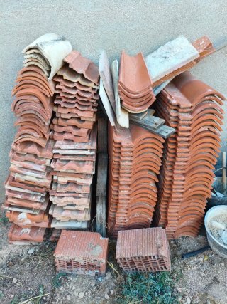 Más de 100 tejas de cerámica de diferentes clases
