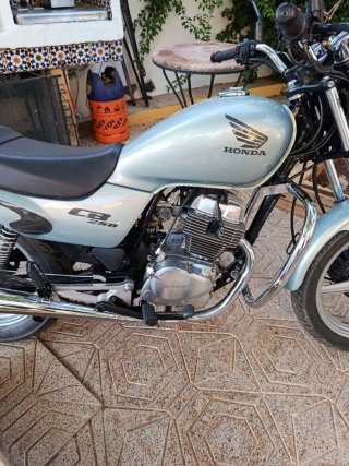 Honda CB 250 Naked Plata