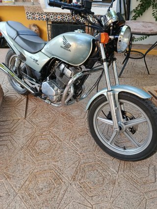 Honda CB 250 Naked Plata