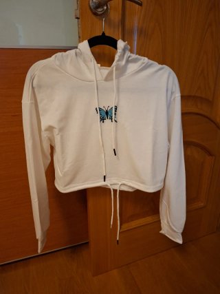 Sudadera cropped mariposa azul