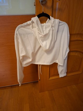 Sudadera cropped mariposa azul