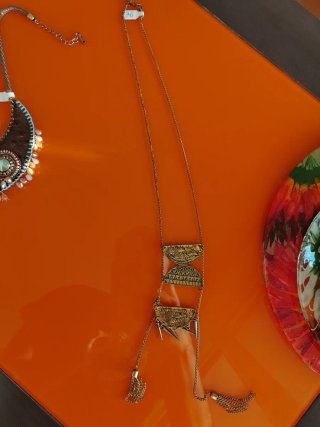 Collar étnico con plumas y piedras