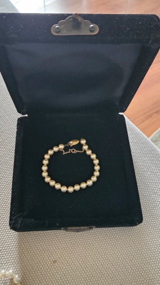 Pulsera de perlas clásica dorada