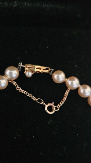 Pulsera de perlas clásica dorada