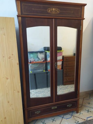 Armario de madera con marquetería puertas espejo