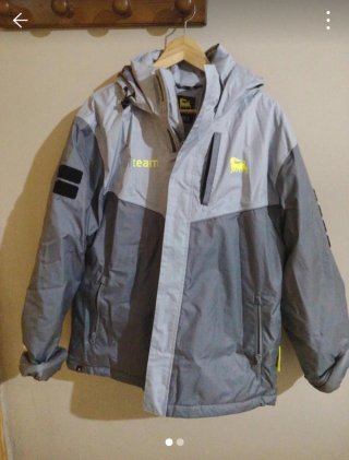 Abrigo de nieve gris y amarillo