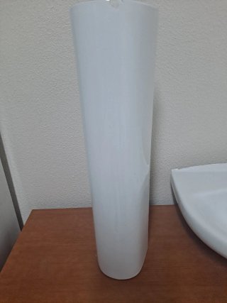 Lavabo de porcelana con pie y grifo ROCA