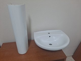 Lavabo de porcelana con pie y grifo ROCA