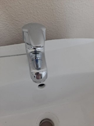 Lavabo de porcelana con pie y grifo ROCA